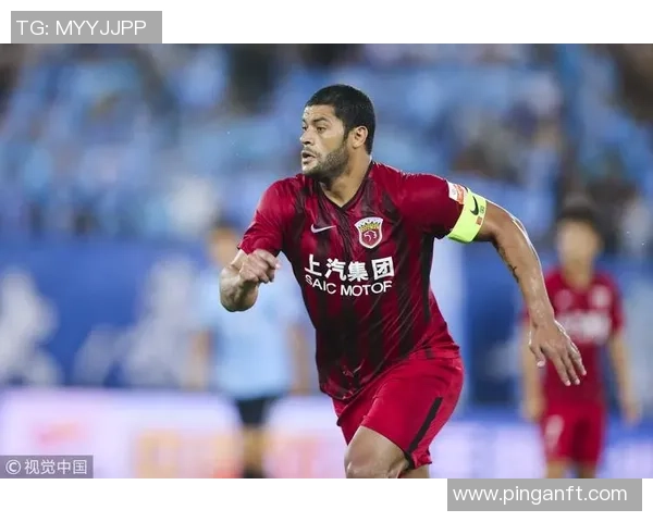 《聚焦足球写真：球星风采与赛场背后的真实故事》